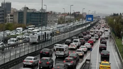 İstanbul'da yağmur trafiği felç etti, yoğunluk yüzde 74'e ulaştı
