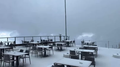 Antalya'nın Tahtalı Dağı'na mayısta yağan kar görenleri şaşırttı