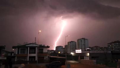 Şimşekler geceyi aydınlattı! O anlar kameralarda...