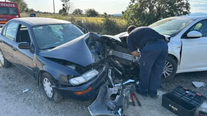 Balıkesir'de iki araç kafa kafaya çarpıştı: 5 yaralı!