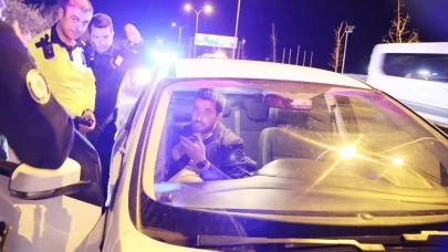 Kovalamaca sonucu yakalanan sürücüyle polisin imtihanı