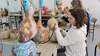 Yetiştirdikleri kabakları sanata dönüştürüyorlar