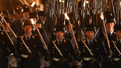 Alman Şansölyesi Scholz için askeri veda töreni