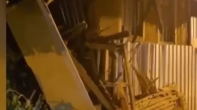 Fatih'te depremde hasar gören ahşap bir bina çöktü