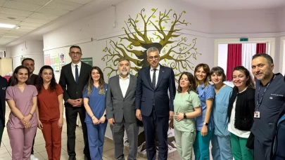 Sağlık Bakanı Memişoğlu, görev yapan ebeleri ziyaret etti