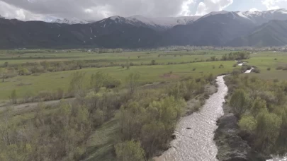 Karlar eridi, hayat yeşerdi! Yüksekova’nın muhteşem manzarası dronla kaydedildi