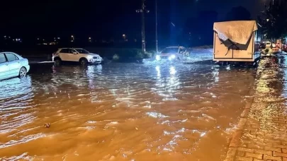 Hatay Dörtyol'da sağanak ve dolu yağışı hayatı felç etti