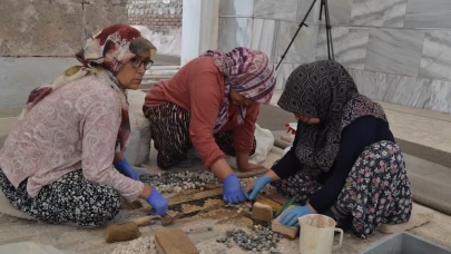 Sardes’te 2 bin yıllık mozaiklere kadın eli değdi
