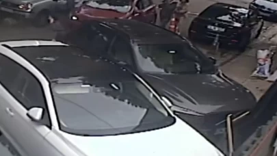 Üsküdar’da otomobil yayaya çarptı: Kaza anı kamerada