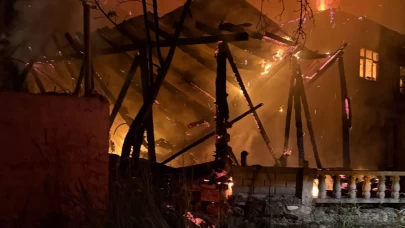 Samanlıkta başlayan yangın ahşap eve sıçradı