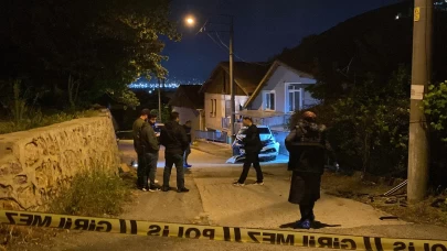 Kurşun yağmuruna tutulan otomobil kaza yaptı