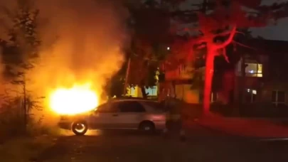 Park halindeki otomobil alev alev yandı