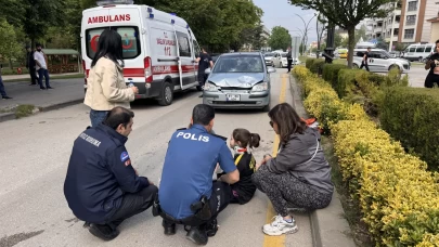 Otomobilin çarptığı anne ve 10 yaşındaki kızı yaralandı