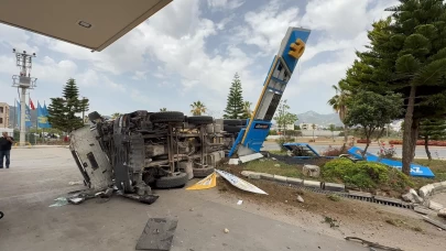 Sıcak asfalt yüklü kamyon iki araca çarpıp devrildi