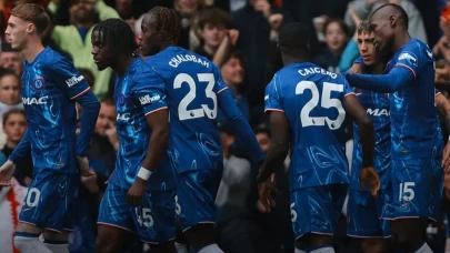 Chelsea şampiyonu devirdi