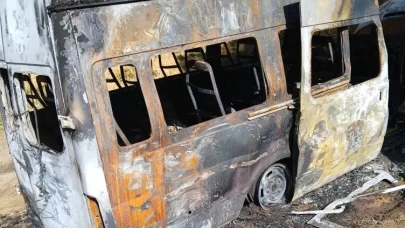 Park halindeki minibüs alev alev yandı