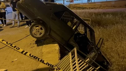 16 yaşındaki sürücü kaldırımdaki panoya çarptı