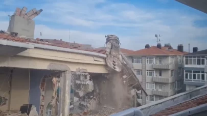 İstanbul'da riskli bina yıkıldı