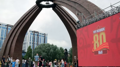 Kırgızistan'da Ölümsüz Alay yürüyüşü