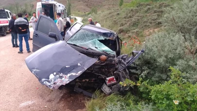 Kamyon ile otomobilin çarpıştığı kazada 2 kişi yaralandı