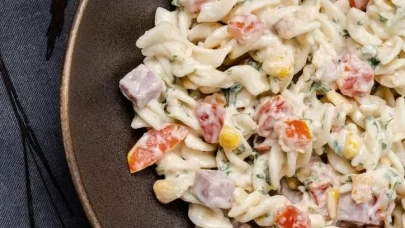 Şeflerin sır gibi sakladığı o malzeme: Makarna salatanızı zirveye taşıyacak!