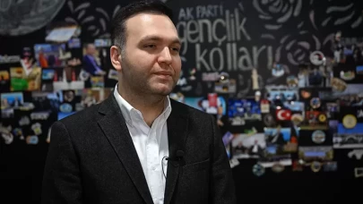AK Parti Gençlik Kolları Başkanı İbiş'ten Özgür Özel'in açıklamalarına sert tepki: Biz gol üstüne gol atarız, siz sahte lisansla bekliyorsunuz