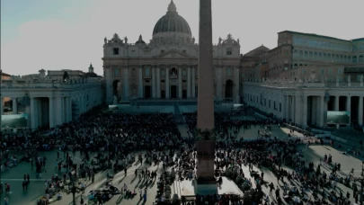 Kardinaller kapalı kapılar ardında oy kullanıyor!