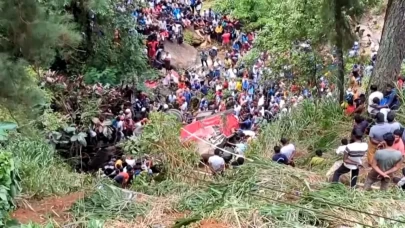 Sri Lanka'da yolcu otobüsü uçuruma yuvarlandı