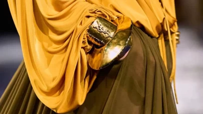 Yaz modasında öne çıkan trendler! Oversize gömlekler ve parlak renklerle enerjik görünüm