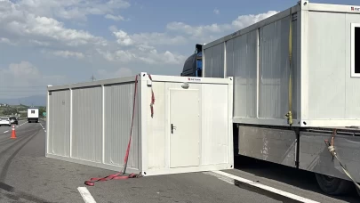 TEM'de tır dehşeti! Konteyner yola devrildi, trafik felç oldu