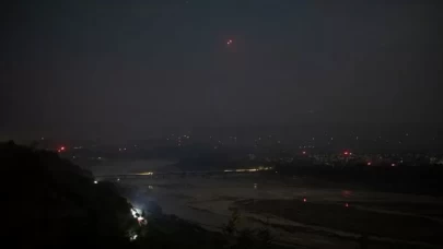 Çatışmaların ortasında telefon görüşmesi: Pakistan yüksek hızlı füzeyle missillemeye başladı