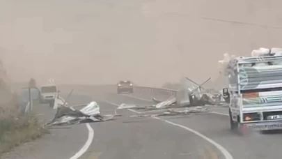 Siirt'te şiddetli rüzgardan evin çatısı yola uçtu