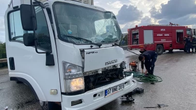 Antalya'da 3 araç birbirine girdi: 1 yaralı