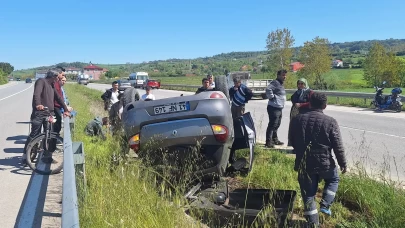 Samsun'da devrilen otomobildeki çift yara almadan kurtuldu