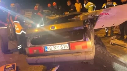 Sivas'ta feci kaza! Otomobil bariyerlere saplandı