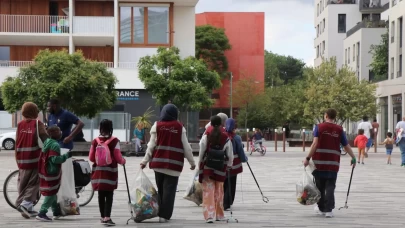 Fransa'da Müslümanlar çöp toplayarak temizliğe dikkat çekti