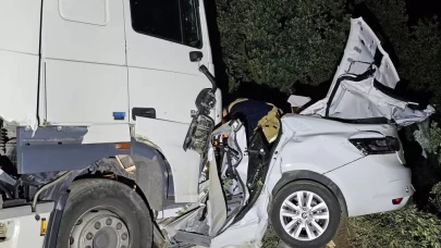 Bursa'da feci kaza! Tır otomobili biçti