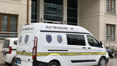 Boşanan karısını öldürüp saatlerce başında bekledi