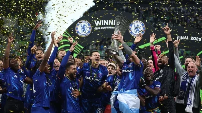 UEFA Konferans Ligi şampiyonu Chelsea kupasını kaldırdı