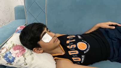 İhmal gözüne mal oluyordu! Yapıştırıcı ile göz kapağını yapıştırdı