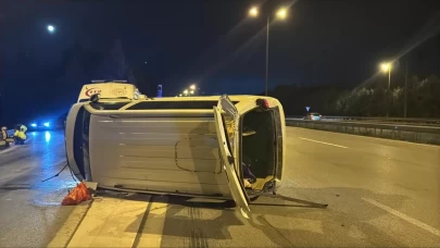 TEM Otoyolu'nda bariyere çarpan minibüs devrildi