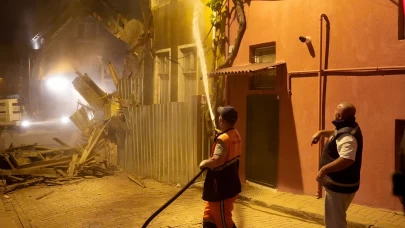 Fatih'te çöken metruk bina kontrollü olarak yıkıldı