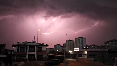Kayseri'de şimşekler geceyi aydınlattı