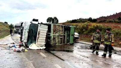Ankara-Nallıhan yolunda çöp kamyonu devrildi!