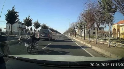 Yatarak motosiklet sürdü! O anlar kamerada