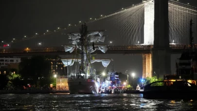 Meksika donanmasına ait gemi Brooklyn Köprüsü'ne çarptı