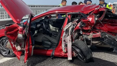 Otomobil kâğıt gibi ezildi