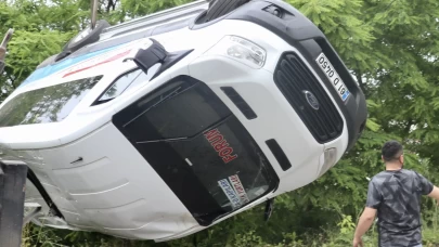 Trabzon'da park halindeki minibüs kayarak şarampole devrildi