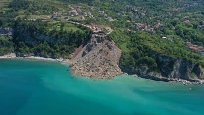 Cide-İnebolu kara yolunda ulaşım durdu
