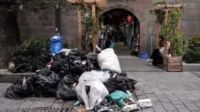 İzmir'de sokaklarda çöp dağları oluştu
